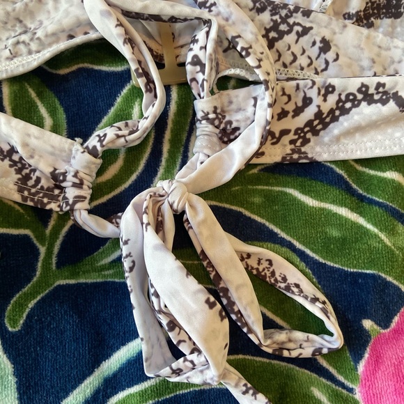 BNWT! Stunning Bikini Set! Gorgeous details! - Picture 6 of 7